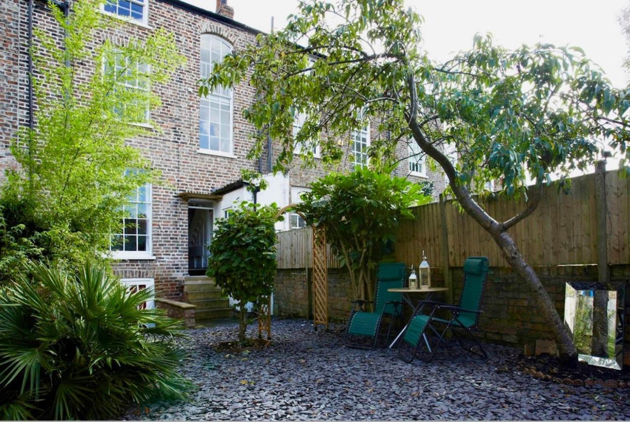 The Townhouse Central York Exterior photo
